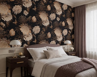 Schwarze Chinoiserie-Blumentapete mit Vögeln, Schmetterlingen und goldenem botanischem Muster für das Gäste-WC