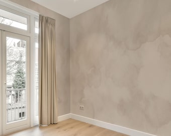 Könnte beinhalten: Ein leerer Raum mit hellem Holzboden und beigen Wänden. Auf der linken Seite des Raumes befinden sich eine weiße Tür mit Fenster und ein beiger Vorhang. Die Wände haben ein strukturiertes, aquarellartiges Aussehen.