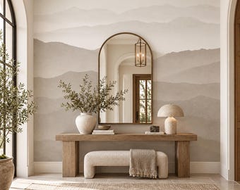 Papel pintado Japandi con suaves siluetas de montañas en capas en un cálido tono beige para pasillos de escaleras y paredes decorativas de interiores minimalistas.