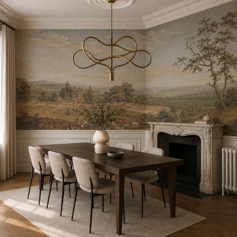 Puede incluir: Una mesa de comedor de madera oscura con cuatro sillas beige tapizadas, un jarr&oacute;n de cer&aacute;mica color crema con vegetaci&oacute;n y una l&aacute;mpara de ara&ntilde;a escultural de metal dorado colgando encima, en una habitaci&oacute;n con un mural de paisaje.