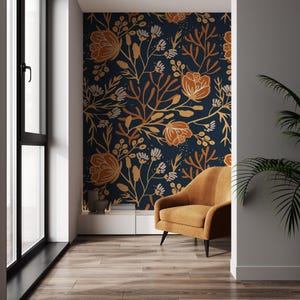 Könnte beinhalten: Ein Raum mit marineblauer Blumentapete mit orangefarbenen und weißen botanischen Designs. Vor der Tapete steht ein orangefarbener Sessel. Der Raum hat ein großes Fenster und Holzböden.