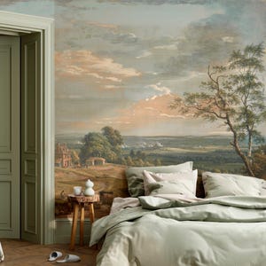 Puede incluir: Un dormitorio con un mural de paisaje a gran escala en la pared que representa una campi&ntilde;a con &aacute;rboles, una casa y un cielo nublado. Una cama con ropa de cama de color verde claro se sit&uacute;a frente al mural, junto a una mesa auxiliar de madera.