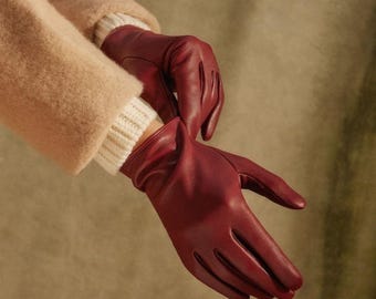 Guantes de piel burdeos: elegantes y suaves guantes de invierno.