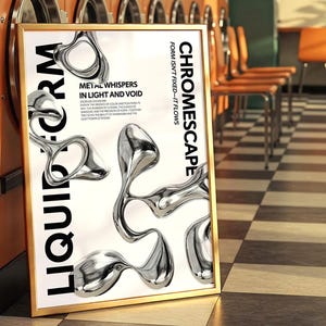 Könnte beinhalten: Ein gerahmter Kunstdruck mit goldenem Rahmen. Das Kunstwerk zeigt abstrakte, metallische, flüssigkeitsartige Formen vor einem weißen Hintergrund. Der Text auf dem Druck lautet "LIQUID FORM" und "CHROMESCAPE". Der Druck lehnt an einer Waschmaschine.