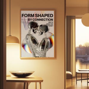 Puede incluir: Una impresión artística enmarcada con el texto "FORM SHAPED BY CONNECTION" y dos figuras de esqueleto estilizadas. La obra de arte presenta un fondo claro con un efecto de prisma de arcoíris y se exhibe en una habitación con iluminación cálida.