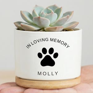 Może przedstawiać: Rustykalny drewniany szyld z napisem "Welcome to our home" w białych literach. Szyld ma postarzaną powierzchnię i prosty, zapraszający design.