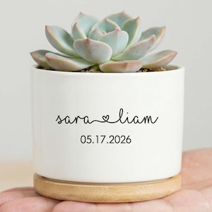 Könnte beinhalten: Ein Set aus drei Keramikbechern mit gesprenkelter, matter Oberfläche. Die Becher sind in Creme-, Hellbraun- und Dunkelbrauntönen gehalten. Jeder Becher hat ein schlichtes, minimalistisches Design.