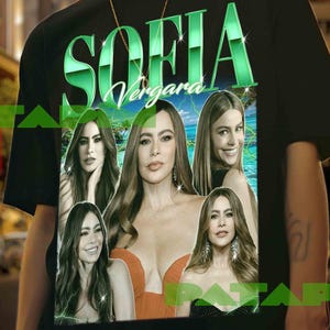 Puede incluir: Camiseta negra con el nombre "SOFIA Vergara" en fuente verde estilizada. La camiseta muestra múltiples imágenes de Sofia Vergara. El fondo muestra una escena de la calle de la ciudad.