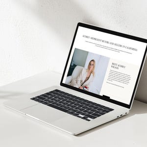Op de afbeelding: Een zilveren laptop die een webpagina toont met de titel AUDREY I REPRESENT BUYERS AND SELLERS IN CALIFORNIA. Het scherm toont een foto van een persoon in een beige blazer en tekst over Audrey Wilson, een vastgoedprofessional.