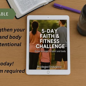 Può includere: Un tablet digitale mostra una grafica "5-DAY FAITH & FITNESS CHALLENGE" con persone. Il testo sul tablet recita "Grow stronger in spirit and body". Altro testo include "Rafforza il tuo spirito e il tuo corpo in 5 giorni intenzionali". Sono visibili anche una bottiglia d'acqua e una penna.