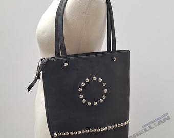 Zwarte lederen hobotas met studs: zilveren hardware
