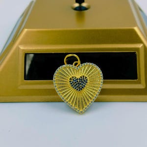 14K Solid Gold Designer Herz Diamant Charm Anhänger, Schöne geriffelte Herz Blauer Saphir Charm Anhänger, handgemachtes Anhänger Geschenk für sie