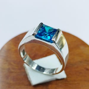 Anello da uomo in argento sterling con topazio blu intenso, raro, accessorio di moda audace da uomo, regalo personalizzato per lui