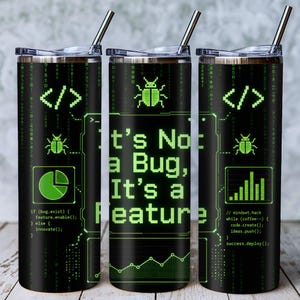 Op de afbeelding: Een zwarte roestvrijstalen beker met deksel en rietje, voorzien van een neon-groen digitaal matrixpatroon, codefragmenten, een cirkeldiagram, een staafdiagram, een bug-icoon en de tekst: It's Not a Bug, It's a Feature in een pixellettertype.