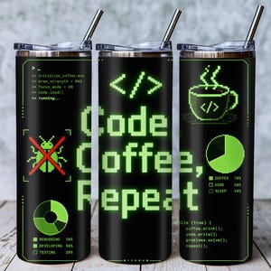Op de afbeelding: Een zwarte cilindrische beker met een doorzichtig deksel en metalen rietje, voorzien van groene pixelafbeeldingen waaronder codefragmenten, een koffiekopje, cirkeldiagrammen, een doorgestreept insect en de tekst Code, Coffee, Repeat in retro lettertype.