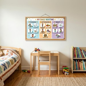 Puede incluir: Dormitorio infantil con una cama de madera, un edredón colorido y un cuadro enmarcado "MY DAILY ROUTINE". También hay un pequeño escritorio de madera y una estantería, creando un espacio acogedor y organizado.