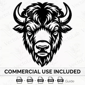 Può includere: Grafica in bianco e nero di una testa di bisonte, con dettagli di pelliccia e corna. L'immagine include il testo "COMMERCIAL USE INCLUDED" e icone per i formati di file SVG, PNG, DXF, EPS e PDF, oltre a una guida.