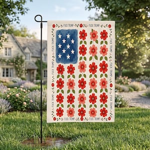 Può includere: Una bandiera da giardino con un design floreale della bandiera americana. La bandiera presenta un campo blu acquerello con stelle bianche e fiori rossi e rosa. Le parole "FUCK TRUMP" sono stampate sui bordi.