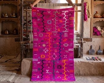 Alfombra bereber de las montañas del Atlas: pieza llamativa en rosa fucsia con coloridos motivos tribales.