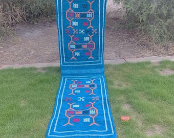Handgewebter marokkanischer Teppichläufer – Blauer Berber Teppich mit geometrischem Tribal Design