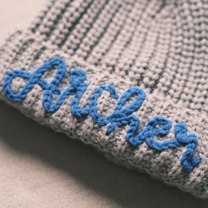Personalisierte Baby Strickmütze - Name Beanie mit Pom Pom für Kleinkinder, Kinder Winter Geschenk