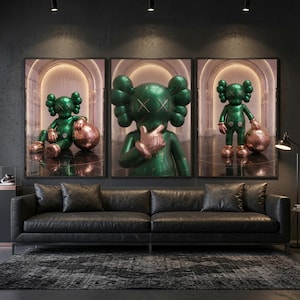 Puede incluir: Un tr&iacute;ptico de impresiones de arte mural que presenta un personaje verde brillante con ojos en forma de X y detalles en color cobre. El personaje aparece en tres poses distintas dentro de un pasillo arqueado, con un acabado met&aacute;lico y liso.