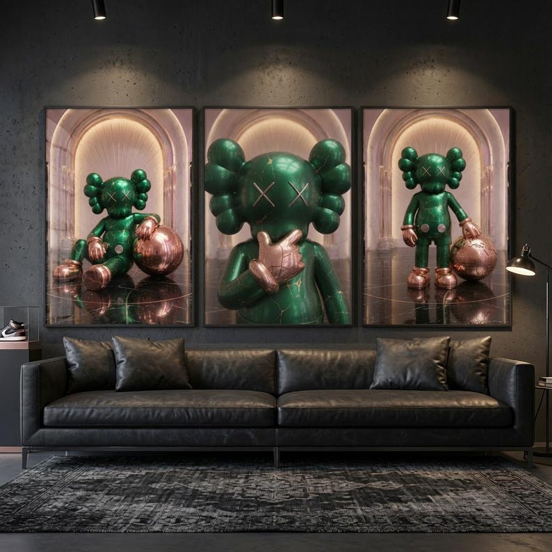 Puede incluir: Un tr&iacute;ptico de impresiones de arte mural que presenta un personaje verde brillante con ojos en forma de X y detalles en color cobre. El personaje aparece en tres poses distintas dentro de un pasillo arqueado, con un acabado met&aacute;lico y liso.