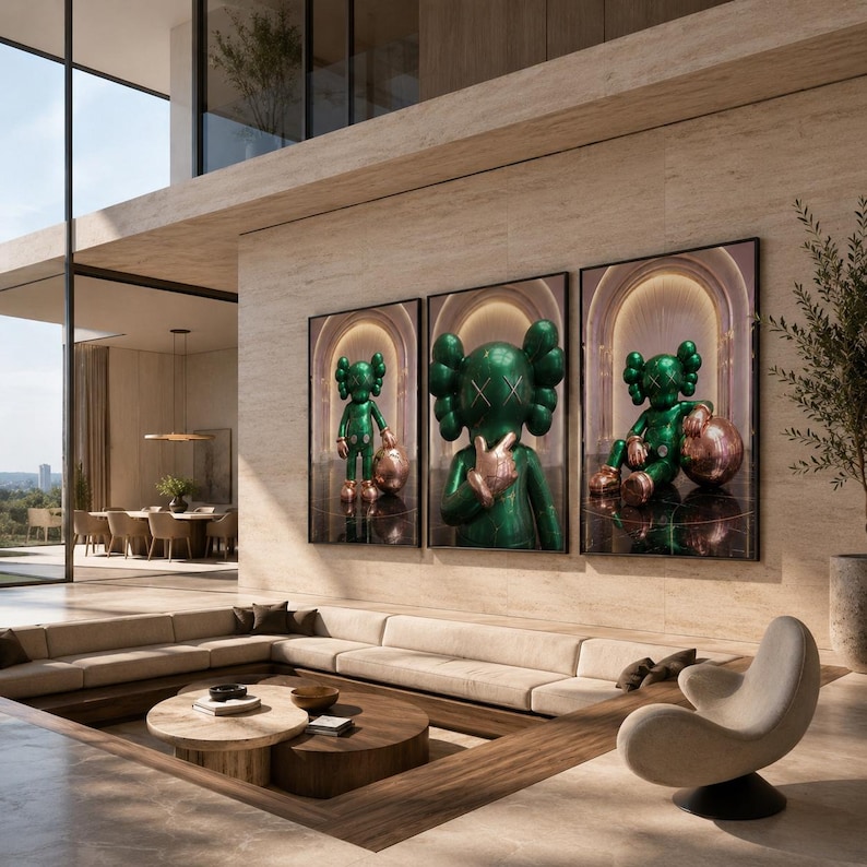 Puede incluir: Un conjunto de tres l&aacute;minas de arte mural enmarcadas que muestran un personaje de dibujos animados verde brillante con ojos en forma de X y detalles en color cobre. El personaje aparece en diferentes poses frente a arcos iluminados.