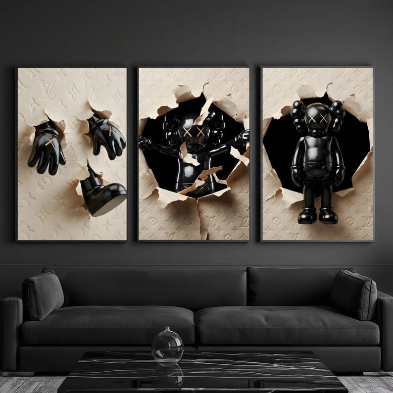 Puede incluir: Tr&iacute;ptico art&iacute;stico con figuras y accesorios negros de KAWS emergiendo de paneles beige texturizados y rasgados. Los paneles est&aacute;n grabados con un patr&oacute;n repetitivo. La obra de arte se exhibe sobre un sof&aacute; y una mesa de centro negros.