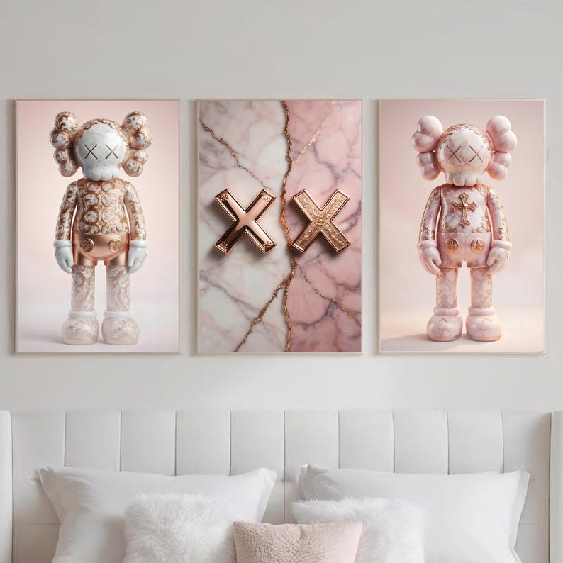 K&ouml;nnte beinhalten: Dreiteiliges Wandkunst-Set. Das zentrale Bild zeigt zwei goldene "XX" Symbole auf rosa Marmorhintergrund. Die seitlichen Paneele zeigen stilisierte Figuren mit kreuzf&ouml;rmigen Augen in Gold und Rosa, f&uuml;r eine harmonische Dekoration.