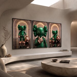 Puede incluir: Un tr&iacute;ptico de arte mural enmarcado que presenta un personaje verde brillante con ojos en forma de X y detalles en color cobre. El personaje aparece en tres poses distintas sobre un fondo de arcos iluminados y un suelo oscuro reflectante.