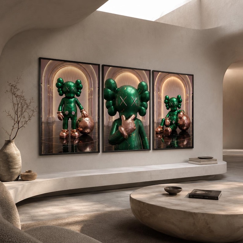 Puede incluir: Un tr&iacute;ptico de arte mural enmarcado que presenta un personaje verde brillante con ojos en forma de X y detalles en color cobre. El personaje aparece en tres poses distintas sobre un fondo de arcos iluminados y un suelo oscuro reflectante.