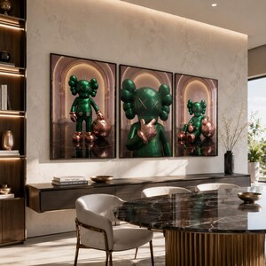 Puede incluir: Un conjunto de tres l&aacute;minas de arte mural enmarcadas que muestran un personaje verde brillante con ojos en forma de X y guantes. El personaje aparece en varias poses dentro de un pasillo arqueado, acompa&ntilde;ado por una esfera de bronce met&aacute;lico.