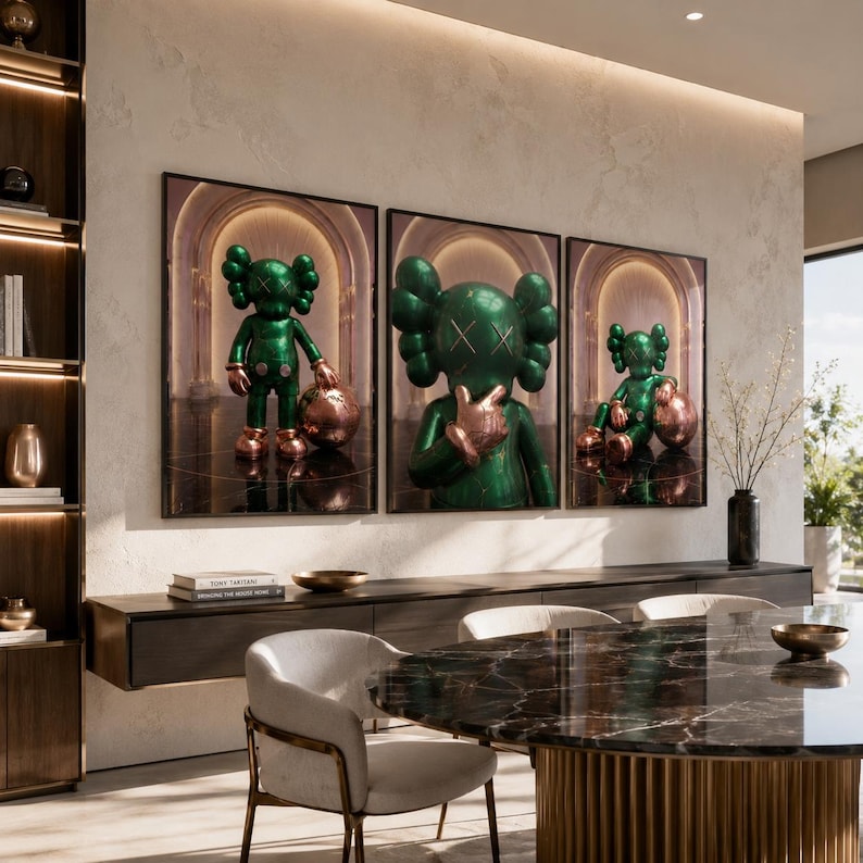 Puede incluir: Un conjunto de tres l&aacute;minas de arte mural enmarcadas que muestran un personaje verde brillante con ojos en forma de X y guantes. El personaje aparece en varias poses dentro de un pasillo arqueado, acompa&ntilde;ado por una esfera de bronce met&aacute;lico.