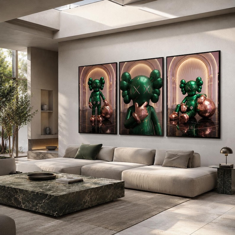 Puede incluir: Un tr&iacute;ptico de impresiones de arte mural que muestra un personaje de dibujos animados verde brillante con ojos en forma de X y manos enguantadas. El personaje aparece en tres poses diferentes dentro de un pasillo arqueado, en tonos verde y cobre.