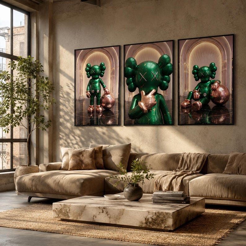Puede incluir: Un conjunto de tres l&aacute;minas de arte mural enmarcadas que muestran un personaje verde brillante con ojos en forma de X y detalles en color cobre. El personaje aparece en varias poses dentro de un entorno arquitect&oacute;nico arqueado con suelo oscuro.