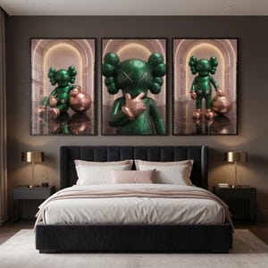 Puede incluir: Un tr&iacute;ptico de arte mural que muestra un personaje verde brillante con ojos en forma de X y detalles en oro rosa. El personaje aparece en tres poses: sentado, en un retrato de primer plano y de pie, frente a pasillos arqueados.