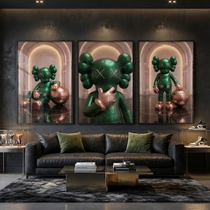 Puede incluir: Un tr&iacute;ptico de arte mural que presenta un personaje verde brillante con ojos y orejas en forma de X, representado en tres poses diferentes dentro de un pasillo arqueado. El personaje aparece sentado, gesticulando y de pie con una esfera.