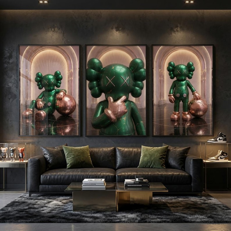 Puede incluir: Un tr&iacute;ptico de arte mural que presenta un personaje verde brillante con ojos y orejas en forma de X, representado en tres poses diferentes dentro de un pasillo arqueado. El personaje aparece sentado, gesticulando y de pie con una esfera.