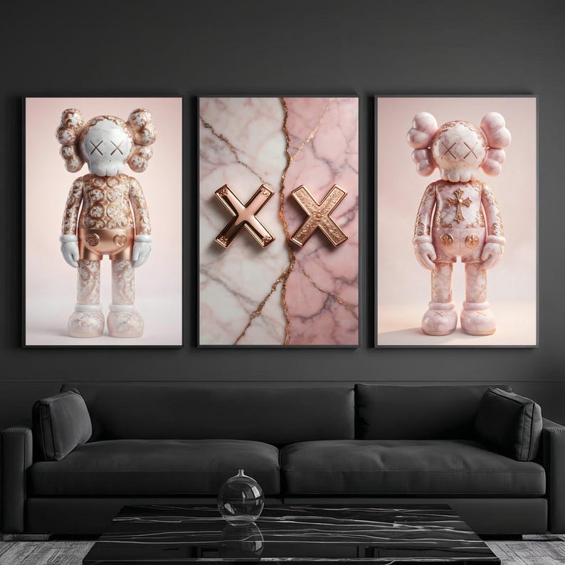 K&ouml;nnte beinhalten: Triptychon-Wandkunst mit einem zentralen Panel mit zwei goldenen "XX" Symbolen auf einem rosa Marmorhintergrund. Seitliche Panels zeigen stilisierte Figuren in Gold- und Rosat&ouml;nen mit wei&szlig;en Akzenten. Das Kunstwerk wird &uuml;ber einem schwarzen Sofa pr&auml;sentiert.