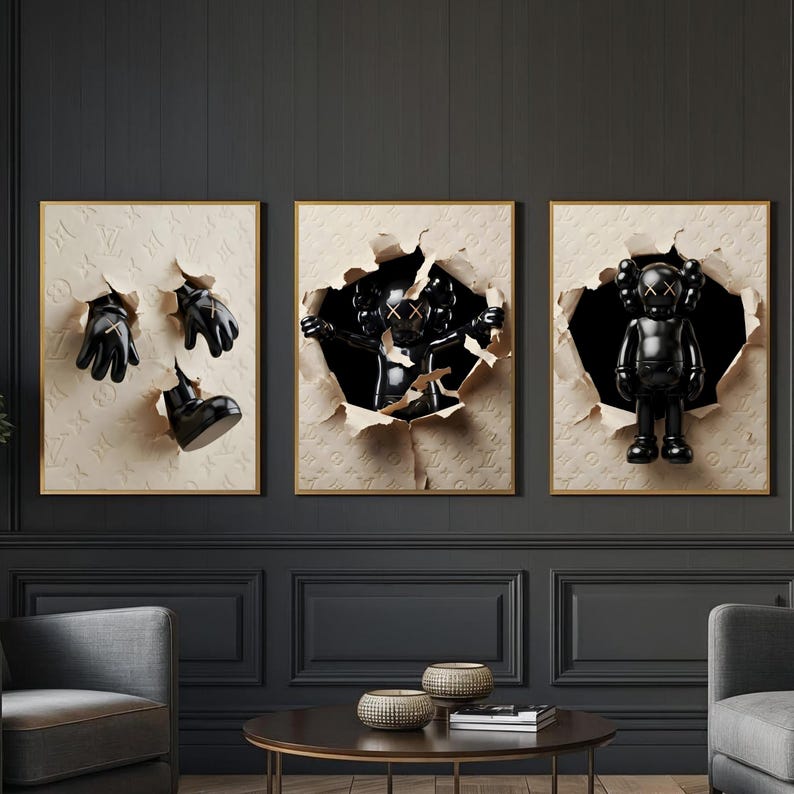 Puede incluir: Tres obras de arte enmarcadas con esculturas negras que emergen de fondos texturizados rasgados. El marco izquierdo muestra guantes y una bota. El marco central muestra una figura. El marco derecho presenta una figura de pie con los ojos tachados. Los marcos tienen bordes dorados.