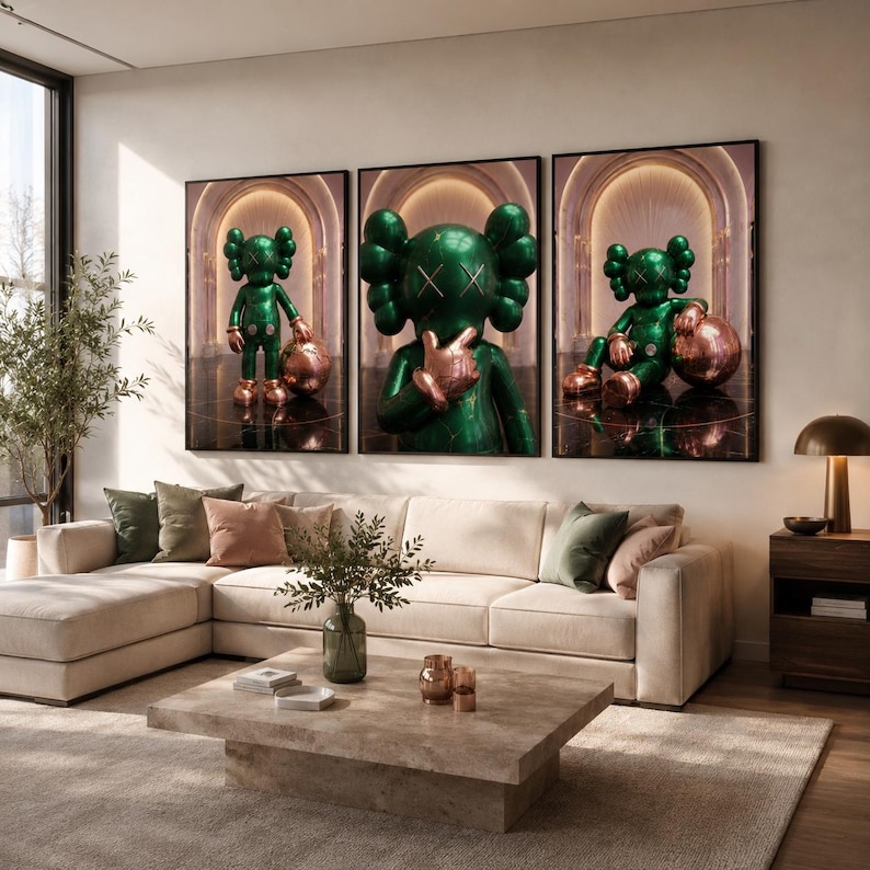 Puede incluir: Un conjunto de tres l&aacute;minas de arte mural enmarcadas que muestran un personaje verde brillante con ojos en forma de X. El personaje aparece en varias posturas, de pie y sentado, junto a una esfera de color oro rosa met&aacute;lico en un pasillo.