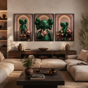 Puede incluir: Un conjunto de tres l&aacute;minas de arte mural enmarcadas que muestran un personaje de estilo caricatura en verde brillante con ojos en forma de X. El personaje aparece en varias poses sobre un fondo arquitect&oacute;nico con arcos y detalles met&aacute;licos.