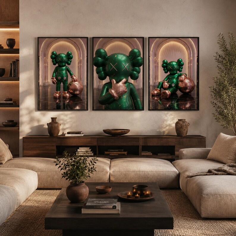 Puede incluir: Un conjunto de tres l&aacute;minas de arte mural enmarcadas que muestran un personaje de estilo caricatura en verde brillante con ojos en forma de X. El personaje aparece en varias poses sobre un fondo arquitect&oacute;nico con arcos y detalles met&aacute;licos.