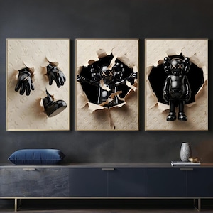 Puede incluir: Un tr&iacute;ptico de obras de arte enmarcadas con esculturas negras que emergen de fondos texturizados rasgados. Las piezas incluyen un par de guantes, una bota, una figura con ojos tachados y una figura de pie con ojos tachados.