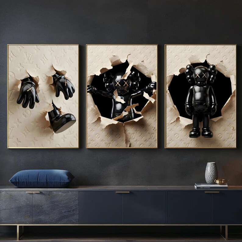 Puede incluir: Un tr&iacute;ptico de obras de arte enmarcadas con esculturas negras que emergen de fondos texturizados rasgados. Las piezas incluyen un par de guantes, una bota, una figura con ojos tachados y una figura de pie con ojos tachados.