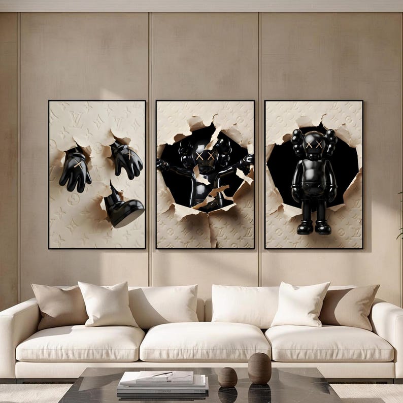 Puede incluir: Un tr&iacute;ptico de obras de arte enmarcadas con figuras y accesorios negros que emergen de papel rasgado. La obra de arte incluye una figura negra con ojos en X, guantes y una bota. El fondo es un patr&oacute;n beige.