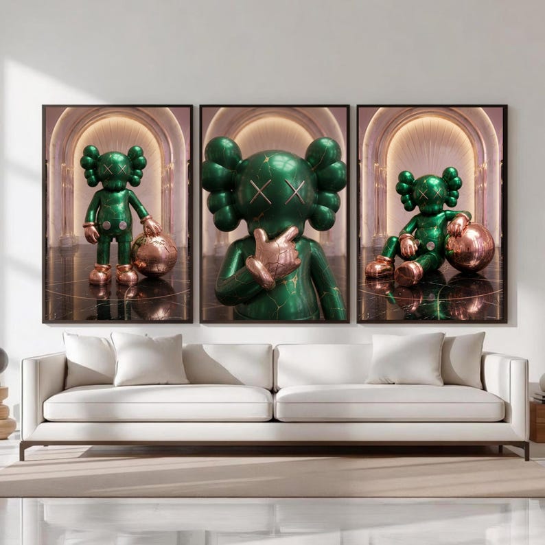 Puede incluir: Un tr&iacute;ptico de arte mural que presenta un personaje verde brillante con ojos en forma de X y detalles en color cobre. El personaje aparece de pie, en un retrato en primer plano y sentado, sobre un fondo de pasillos arqueados.