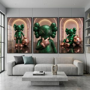 Puede incluir: Un tr&iacute;ptico de tres l&aacute;minas de arte mural enmarcadas que muestran un personaje de estilo KAWS verde brillante con ojos en forma de X. El personaje aparece en tres poses distintas dentro de un pasillo arqueado, con detalles en cobre met&aacute;lico.