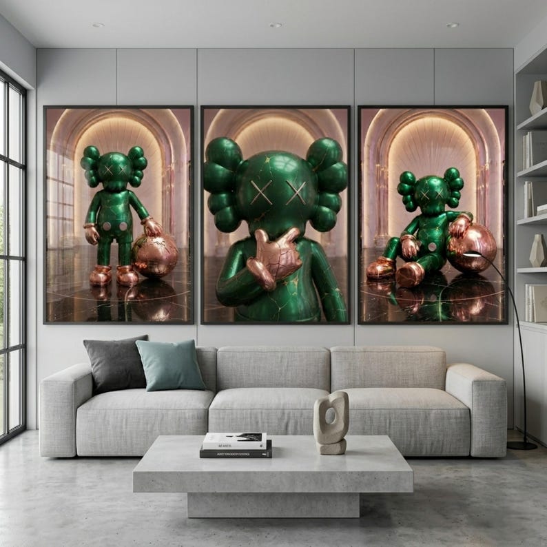 Puede incluir: Un tr&iacute;ptico de tres l&aacute;minas de arte mural enmarcadas que muestran un personaje de estilo KAWS verde brillante con ojos en forma de X. El personaje aparece en tres poses distintas dentro de un pasillo arqueado, con detalles en cobre met&aacute;lico.